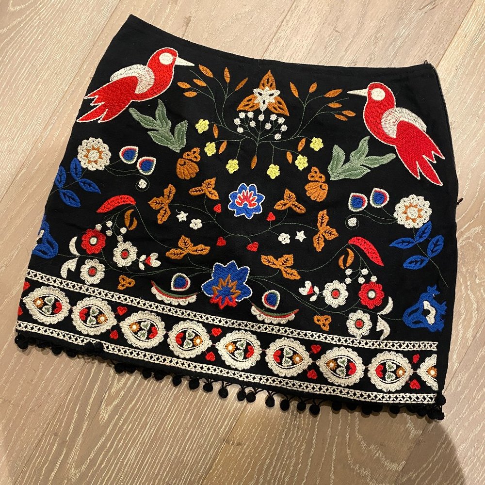 embroidered skirt w/ pom poms - size SM